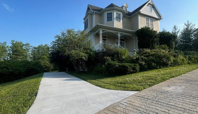 Charming private entry apartment tucked under victorian home 6 miles from Pella.