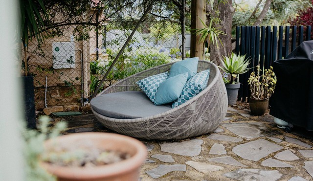 Charming Private Guest House with Pool & Parkingn