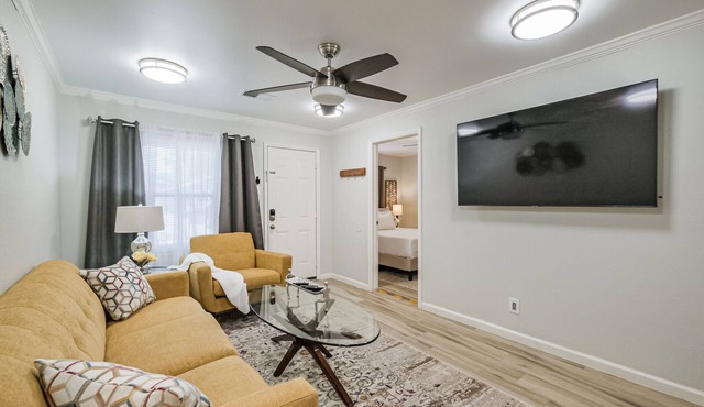 Charming private home sleeps 6 in the Heights near Downtown with fast WiFi, smart TVs, ample parking, and a primary king bed for a comfortable stay.