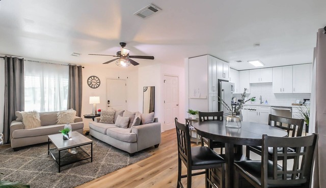 Charming private home sleeps 6 in Spring Branch with a large fenced yard, fast WiFi, smart TVs, and ample parking—easy access to the Heights & Downtown. Includes a primary king ensuite for added privacy.