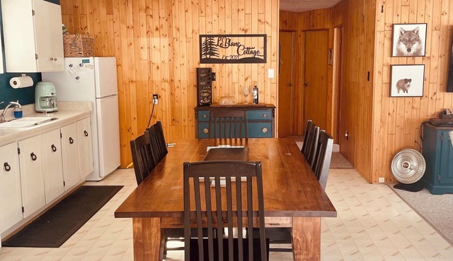 Charming Private Lakefront Cottage - Ideal for Nature Lovers & Fishermen