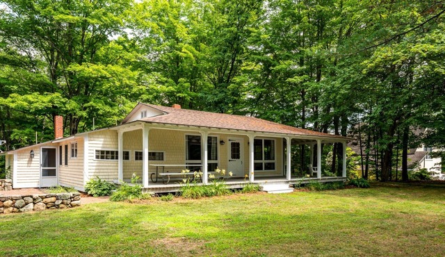 Charming Private Lakefront Cottage, Close to Hiking, Biking, Golf