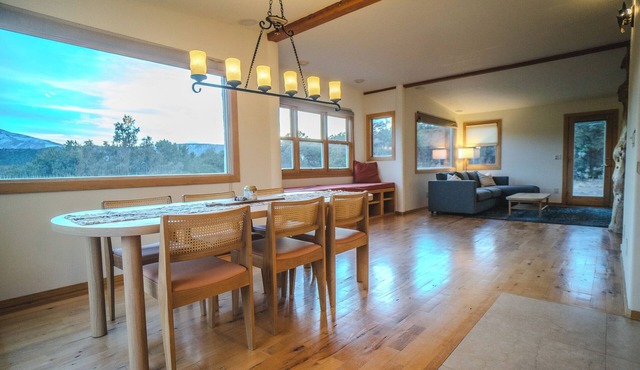 Charming, private, open-concept 2-bedroom house with unobstructed views