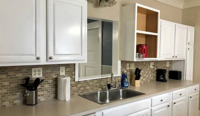 Charming, Private Patio, Minutes to Detroit River