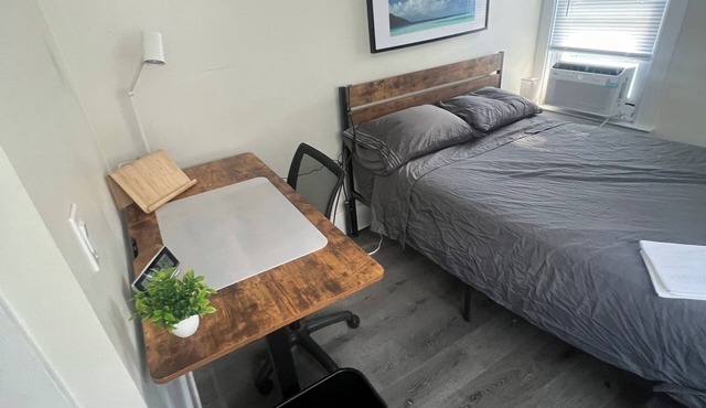 Charming private room, sharing bath in wonderful Troy with WiFi, AC