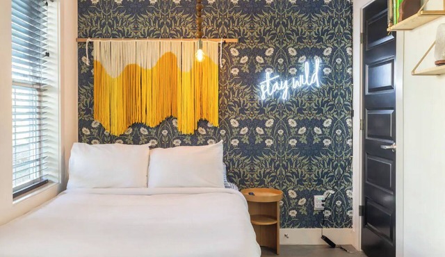 Charming Private Room Walkable to Coffee, Bars & Food 5 Min to Broadway