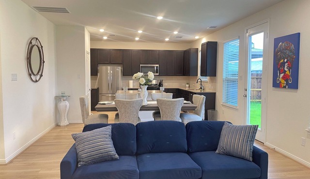 Charming private room with AC and WiFi in quiet peaceful neighborhood