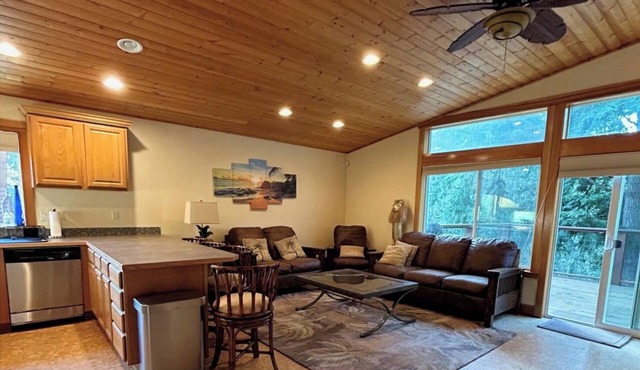 Charming Private Suburban Cottage, Serene & Cozy