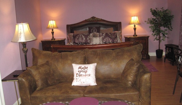 Charming Private Very Romantic Studio. Pool access.