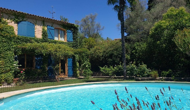 Charming Provencal house with enclosed garden and swimming pool