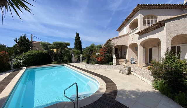 Charming property with swimming pool, internet and air conditioning.