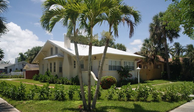 Charming property steps from Intercoastal, minutes to beach and Palm Beaches
