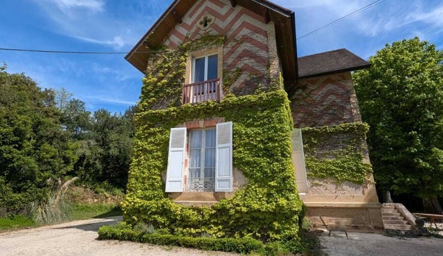 Charming property in Périgord Noir, private swimming pool and tennis court.