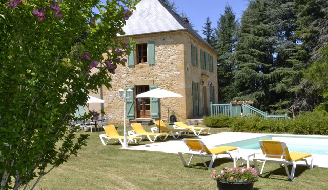 Charming property on 3 hectares of parkland, peace and quiet 1km from the town center