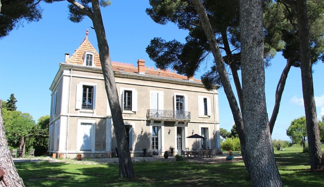 Charming property without swimming pool on the Bassin de Thau for 10 people.