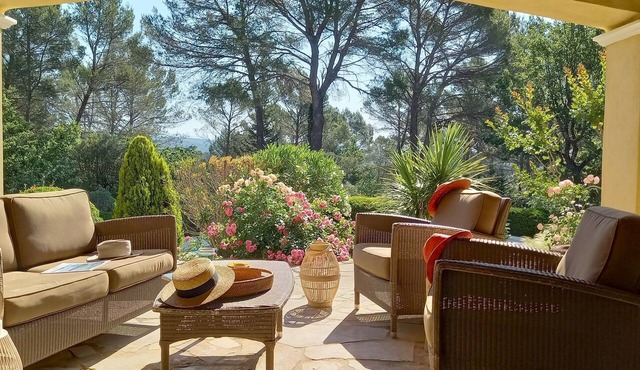 Charming Provençal Villa, A/C, Private Pool, Landscaped Garden & Quiet Setting