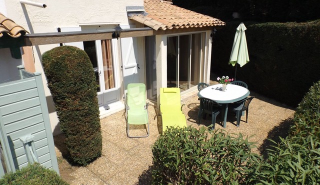 Charming Provençal farmhouse (rated 1 stars) with sea views