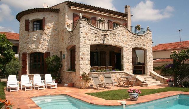 Charming Provencal farmhouse, nice and well located, with pool