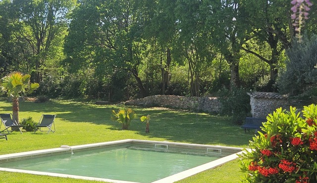 Charming Provençal farmhouse with private pool & walk to river