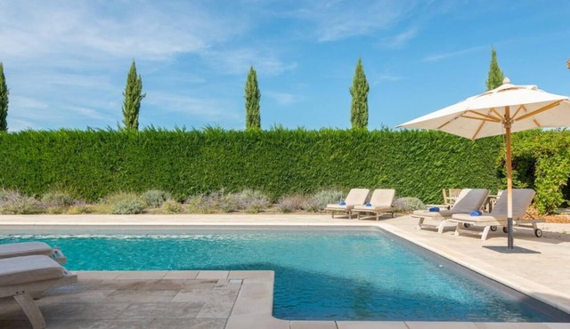 Charming Provençal Farmhouse with lovely views to Alpilles, private tennis court