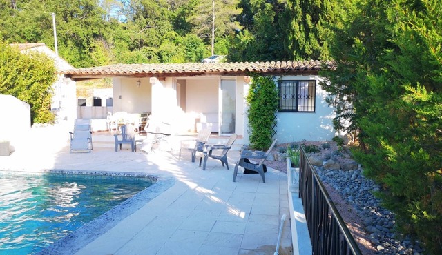 Charming Provencal farmhouse with swimming pool and superb view of the Grasse hills
