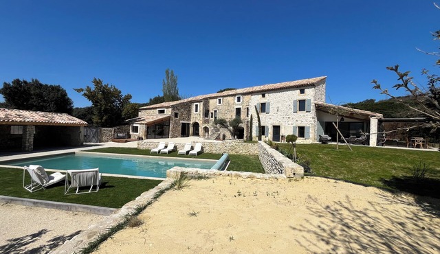Charming Provencal farmhouse with swimming pool near the Château de Grignan