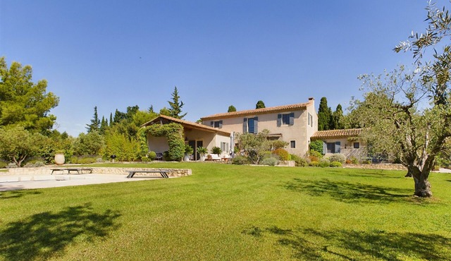 Charming Provencal Farmhouse with Pool in the Alpilles