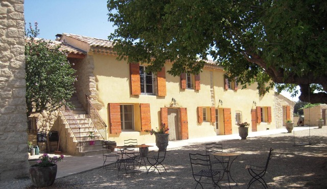 Charming Provencal farmhouse in the heart of 4 Hectares and the Luberon