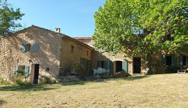Charming Provencal farmhouse, swimming pool, nature and calm