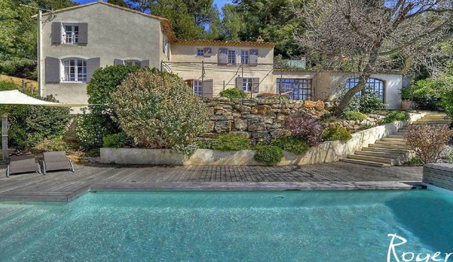 Charming Provencal farmhouse with panoramic view of the sea and vines + pool