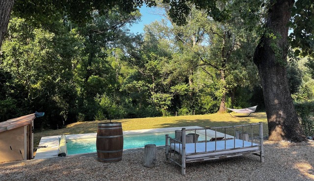 Charming provençal farmhouse with swimming pool, in the countryside by the river