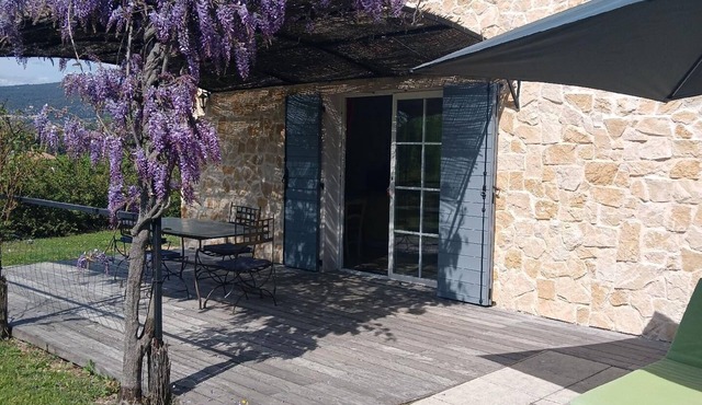Charming Provencal gîte in the countryside with swimming pool