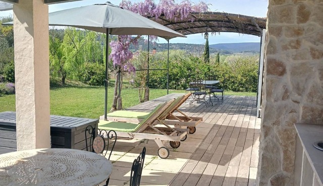 Charming Provencal gîte in the countryside with swimming pool
