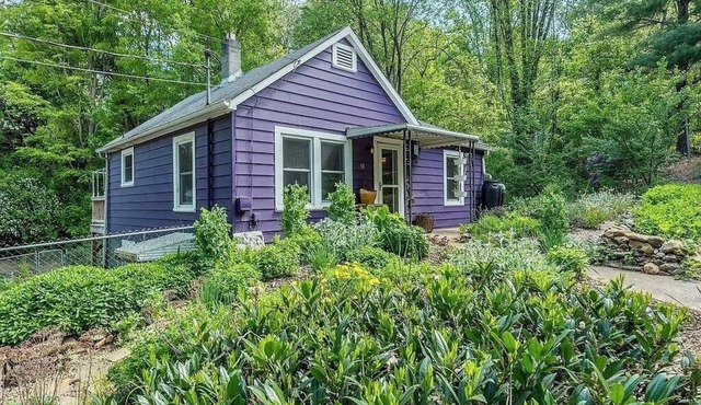 Charming Purple Cottage located 10 minutes from Downtown Asheville