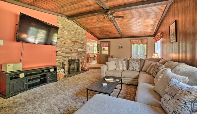 Charming Pymatuning Lake House Near Park & Beach
