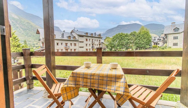 Charming Pyrenean Flat with Terrace, Views & Pool