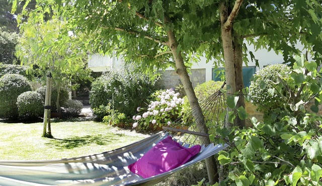 CHARMING, QUIET house in Le Brusc right next to the sea and shops