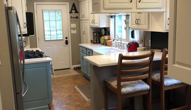 Charming, quaint 2 bed/1BA bungalow 15 minutes from downtown Indy