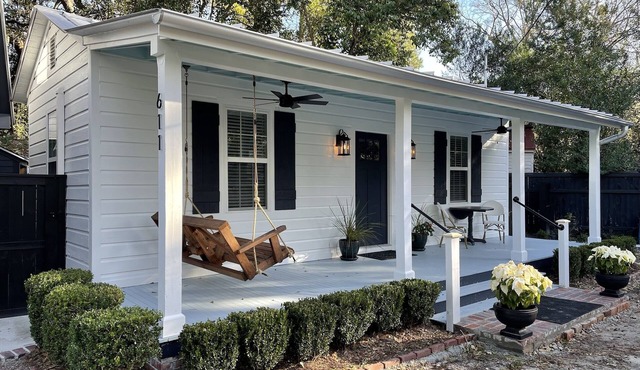 Charming & Quaint - Fully Restored Historic Cottage at Camellia Cottages