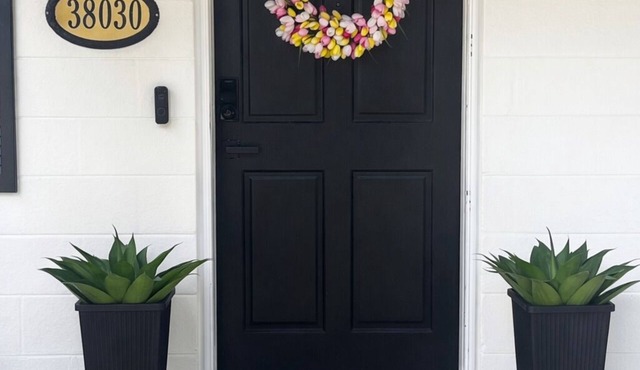 Charming Quaint Getaway - Blocks from Downtown Zephyrhills - Pet Friendly