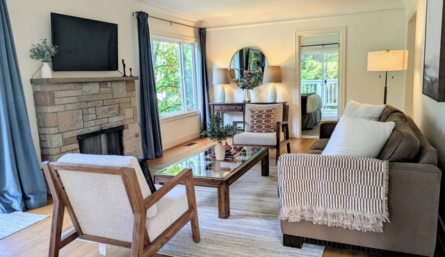 Charming Queen Anne Craftsman Home - 4BR, 3BA, 2 Full Kitchens, sleep 10+