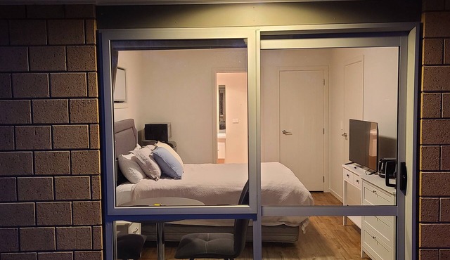 Charming Queen Bedroom Studio Near SH1 & Hampton Downs: Pet-Friendly!