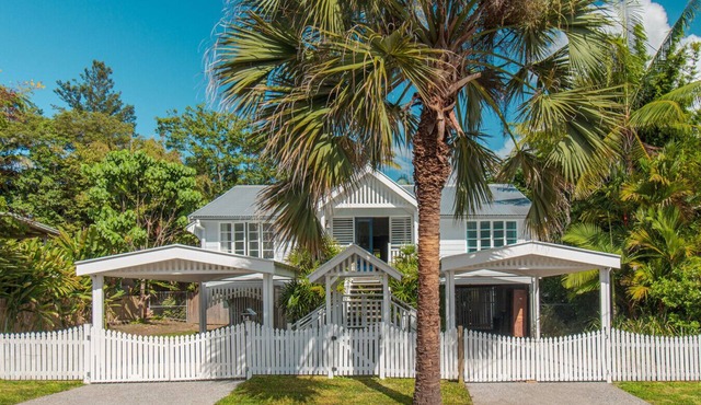 Charming Queenslander with Pool – Perfect Family or Friends Getaway in Cairns