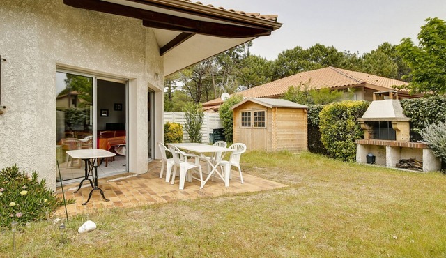 Charming Quiet House for 5, Near Beach, Private Garden, Parking