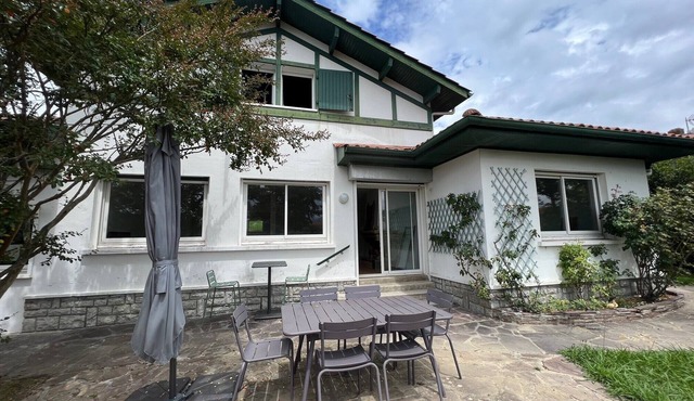 Charming quiet house with swimming pool close to beaches and town center!