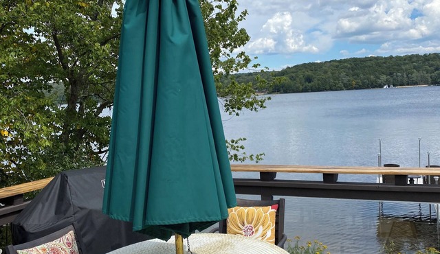 Charming quiet 2-bedroom Lake house in Monticello with WiFi and AC