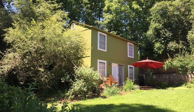Charming & quiet 2nd floor carriage house 15 minutes from Atlanta.