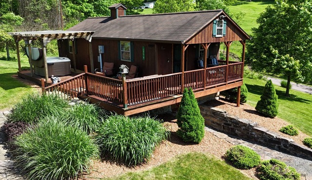 Charming, quiet cabin with NEW private hot tub!