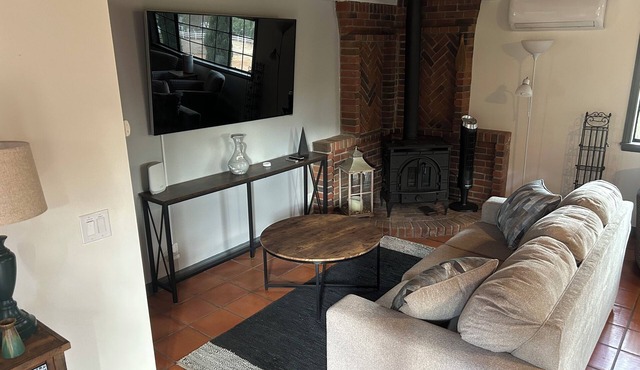 Charming, quiet cottage in brilliant Fallbrook with AC, WiFi, private, Smart TV.