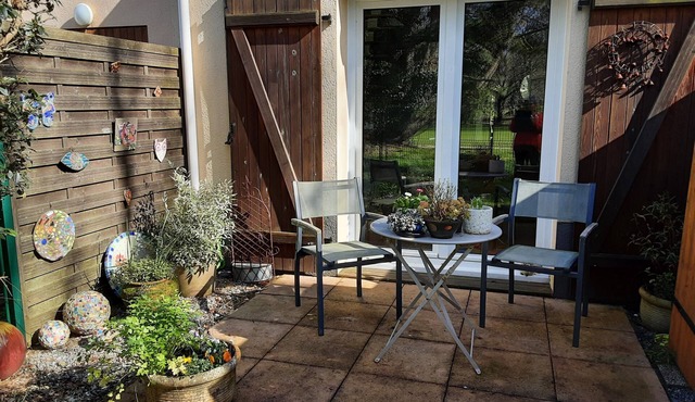 Charming quiet cottage, ideally located